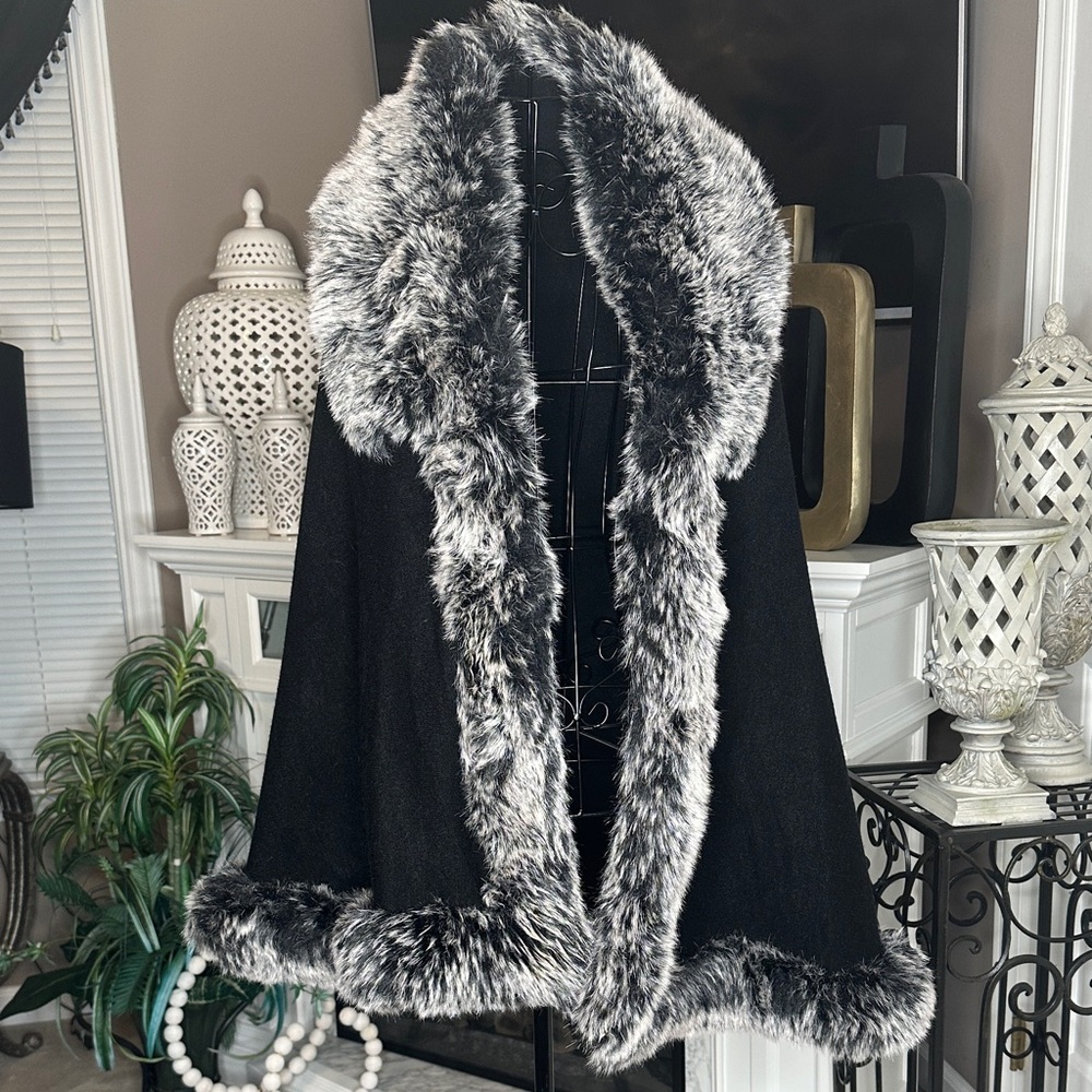 Elegant Black Faux Fur Trimmed Women's Coat